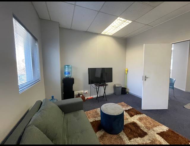 128M² OFFICE TO LET IN LYME PARK